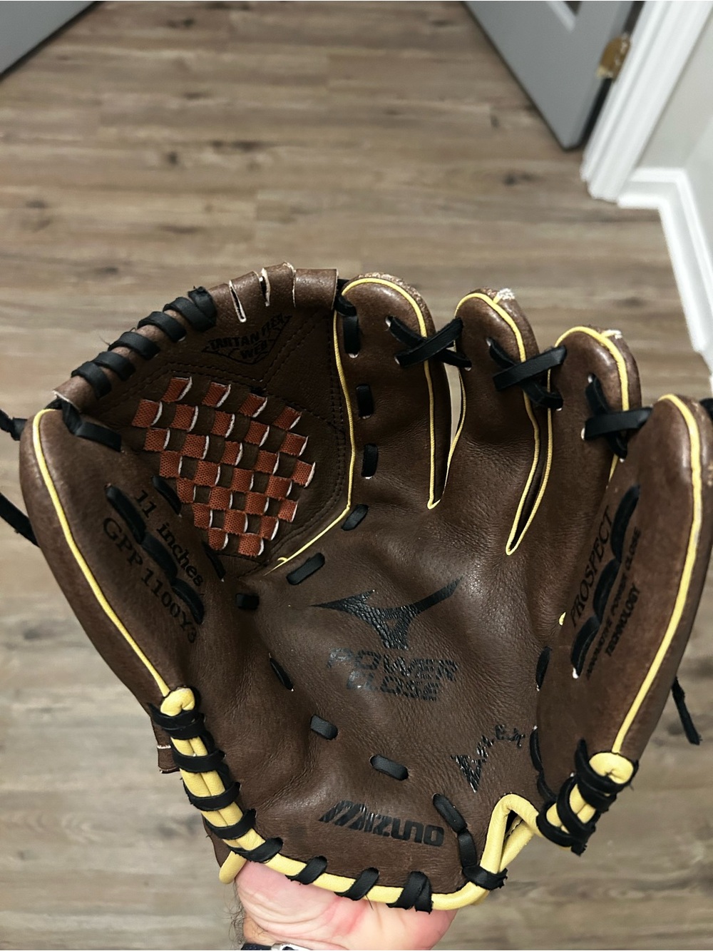 Mizuno Brown Leather Baseball Glove